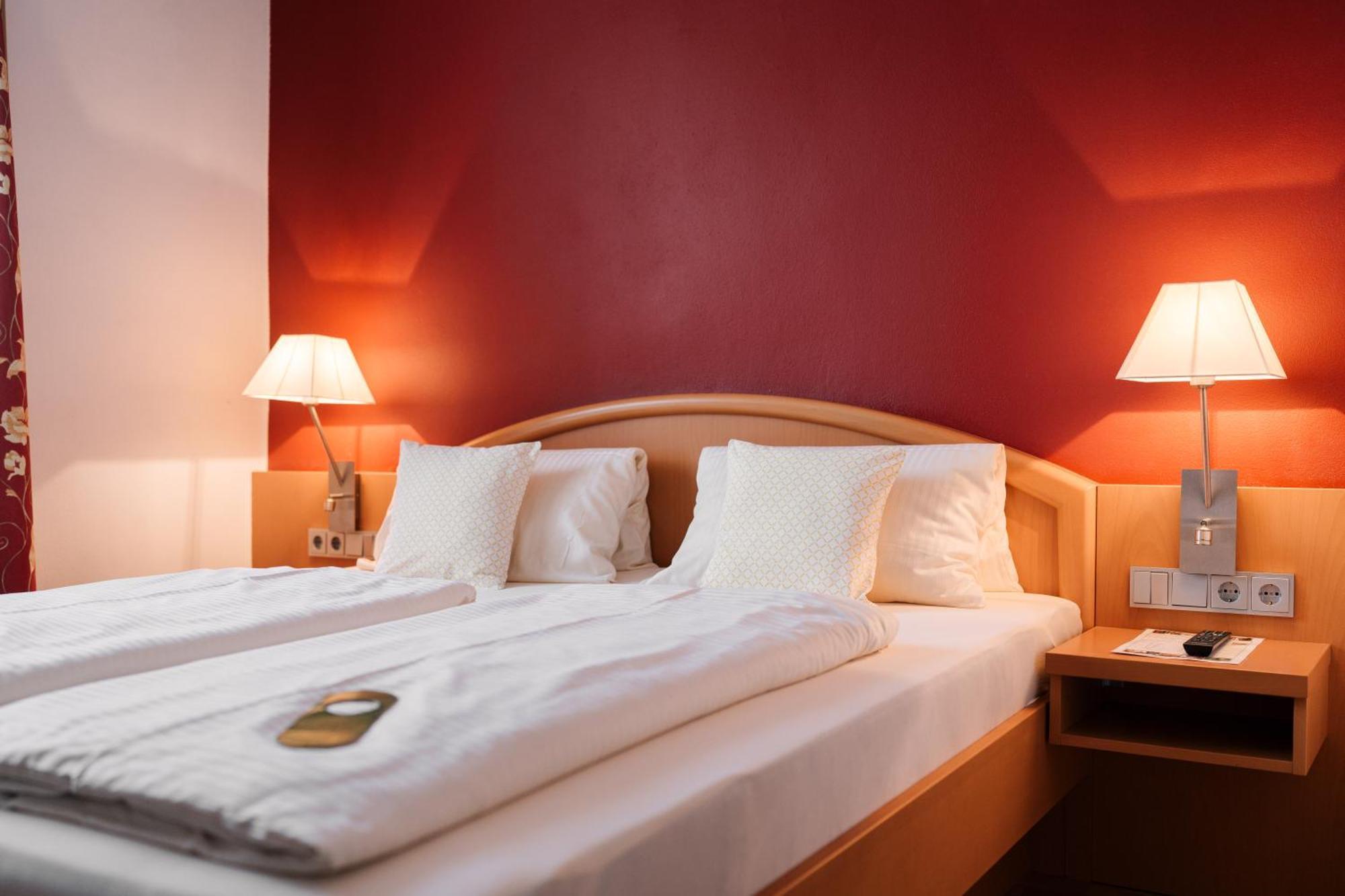 Hotel Weisses Ross Konnersreuth Екстериор снимка